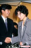 1989年7月11日、中森明菜(当時23歳)が近藤真彦(当時24歳)の自宅で自殺未遂。同年の大晦日に“金屏風会見”を開いた