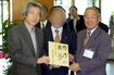 指宿を訪れた小泉純一郎総理(当時)をもてなす市長時代の要氏(右)(2004年)