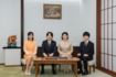 1月1日、秋篠宮邸で新年を迎えられた秋篠宮ご一家(宮内庁提供)