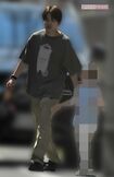 7月下旬の朝、男児と手をつなぎ、保育園に入っていく『Da-iCE』花村想太。2人とも笑顔を浮かべている