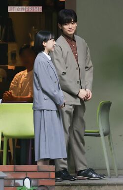 2026年8月4日、ドラマ初共演となる高橋文哉（右）と芦田愛菜。秋の設定のため厚着姿で撮影していた