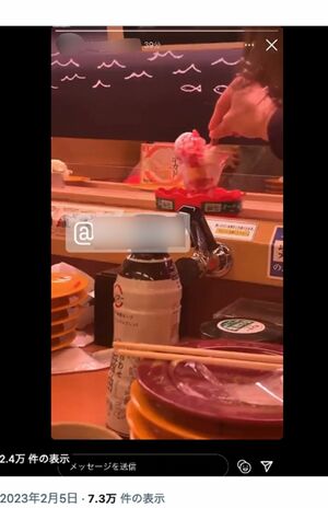 かじり終わったあとは、再びレーン上にパフェに刺して戻した