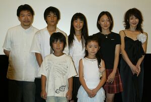 ’04年8月7日、映画『誰も知らない』の初日舞台挨拶。後列中央が北浦、後列左端が是枝