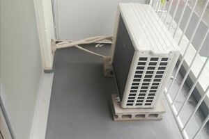 室外機の周囲を片づけ風通しをよくしておくことが、冷房の効きにも影響する