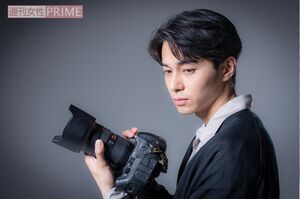 劇中で張り込み調査のときの写真撮影をイメージしてもらうと……　撮影／高梨俊浩