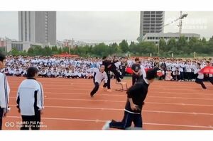 寸劇のなかで銃撃され、抱えられる生徒。撃った本人はボディーガード役の生徒に追いかけられ…（Weiboより）