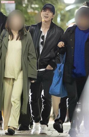 焼き鳥店から最寄り駅まで通行人に紛れて歩く山下智久。気の置けない知人と話して、笑顔を見せた