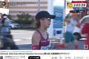 安藤友香選手と並走する、乳首部分を切り抜いた服装の男性（『大阪国際女子マラソン』公式YouTubeより、一部編集部加工）