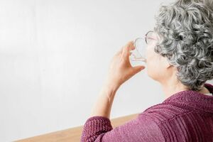 口腔内を清潔に保つために、水や白湯を飲むことも有効だ　※画像はイメージです