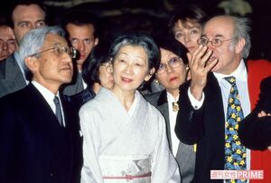'94年10月に、パリにあるルーブル美術館でご説明を受ける両陛下