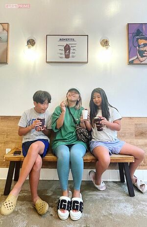 アメリカ・ロサンゼルスのベニスビーチで、次男と長女と色鮮やかなアサイーボウルを楽しむMINMI