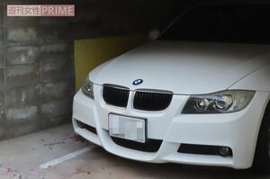 自宅ガレージには手入れの行き届いた高級外国産車が（撮影＝週刊女性PRIME）