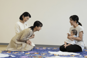 香川・小豆島で子育て支援の活動を見学し、同じ「かこ」という名前の赤ちゃんに「佳子です。こんにちは」と声をかけた（2025年10月3日）