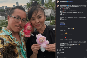 「ラブブ」を自慢する松田美由紀（公式インスタグラムより）