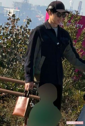 千葉・木更津にある海沿いの高級ホテルに家族と宿泊した小島よしお。ドイツ製の高級ベビーカーのほか、片手にはイタリア発の高級ブランド『マルニ』のバッグが