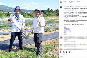 ライオンズレジェンドが揃い踏み！工藤公康の畑仕事を手伝いにきた渡辺久信（工藤インスタグラムより）