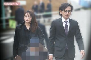 2018年、長女の入学式に出席した長谷川京子と新藤晴一