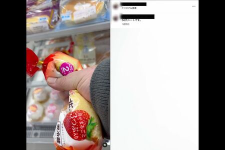 販売されている「まるごと苺」を握り潰す投稿主（Instagramより）