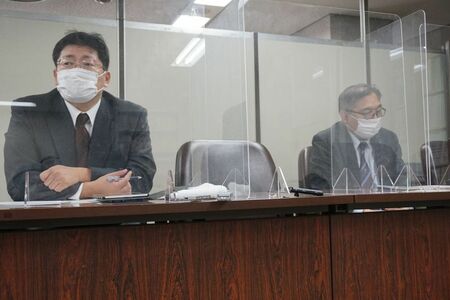 2月9日、全柔連を訴えていた裁判で東京地裁にて和解した後に会見する石阪さん。右は代理人の宮島繁成弁護士（写真：筆者撮影／東洋経済オンライン）