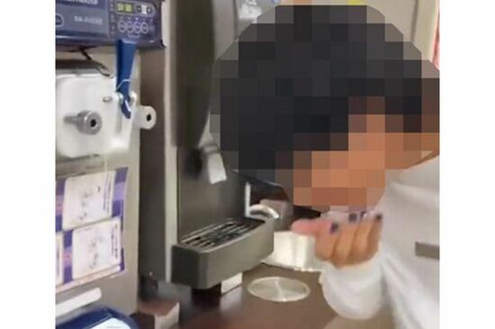 Twitterで拡散されているソフトクリーム直飲み動画（Twitterより）