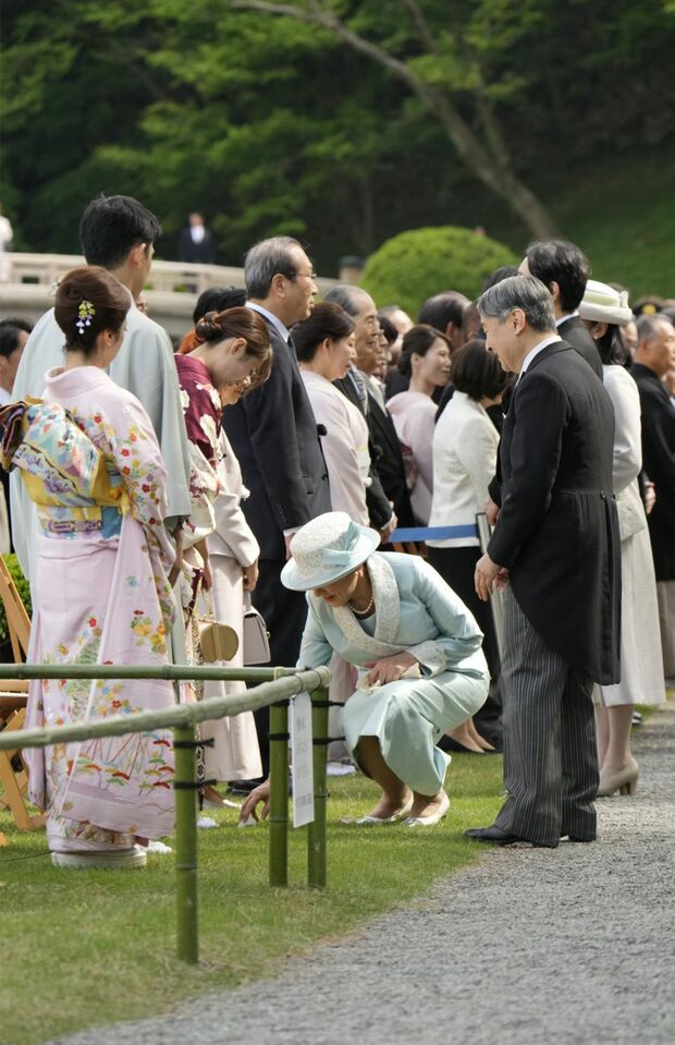 4月17日の園遊会で、村瀬選手のマイクの風防を拾うため大胆にしゃがまれる雅子さま。所作の美しさはSNSでも話題に