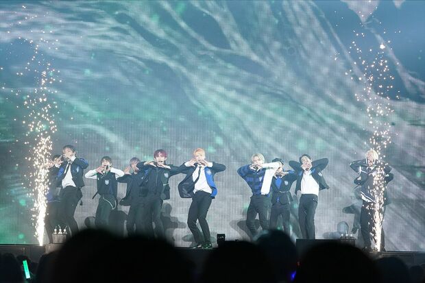 『Rocketeer』。新型コロナを意識し、ファンは大声は出しにくい環境だったためペンライトとうちわで懸命に応援 （C）LAPONE ENTERTAINMENT