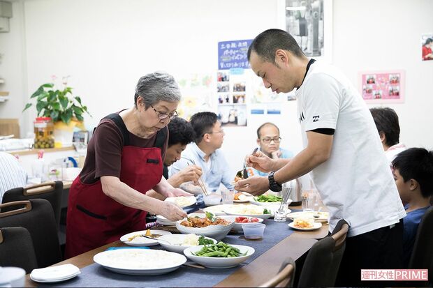 中澤さんの誕生日に合わせて駆けつけた元少年たち　撮影／伊藤和幸