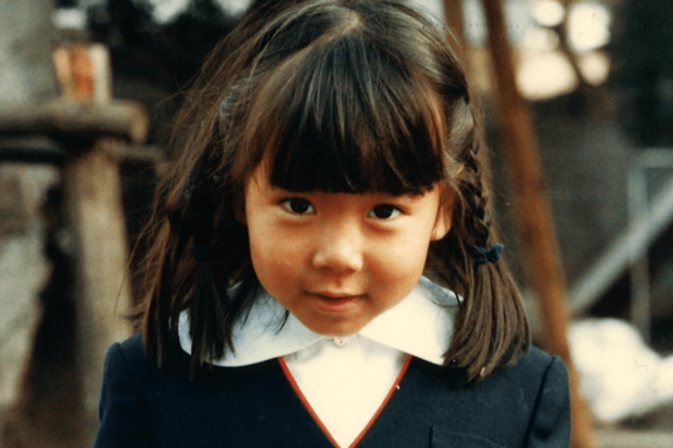 幼少期、父の俳優仲間やスタッフなど、大勢が集まるような家だったという。さまざまな人間ドラマを見ていた