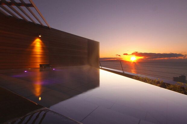 季節によっては、伊豆諸島の大島から昇る朝日をご来光のように拝める