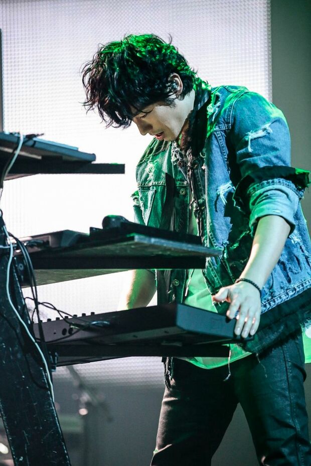 MCのときのニコニコから一転して、この表情。ギャップがヤバい！