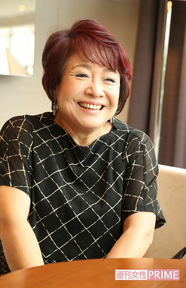 インタビューに応じる渡辺真知子