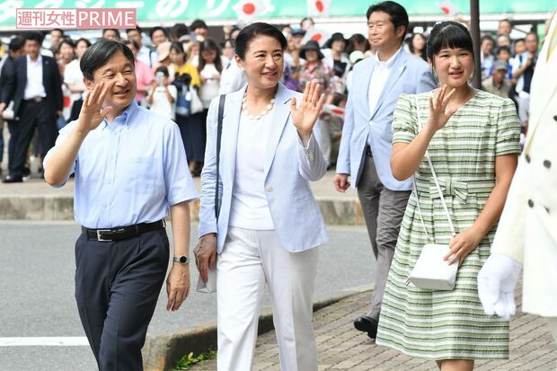 '19年8月。那須塩原駅前で集まった人々に手を振る天皇（当時は皇太子）ご一家