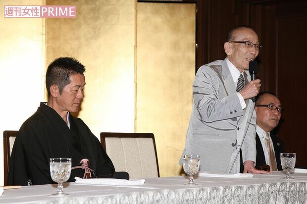 6代目三遊亭円楽（左）の襲名に病院から駆けつけた歌丸さん（'10年）