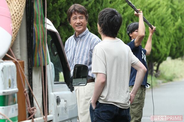 現場では自然と笑みがこぼれ「あまり力まず、穏やかに仕事ができる。なんだか不思議なパワーが手伝ってくれてる気がします」と草刈　撮影／齋藤周造