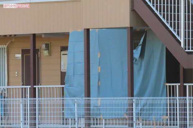 事件が起きたアパートの部屋は今もブルーシートで覆われている