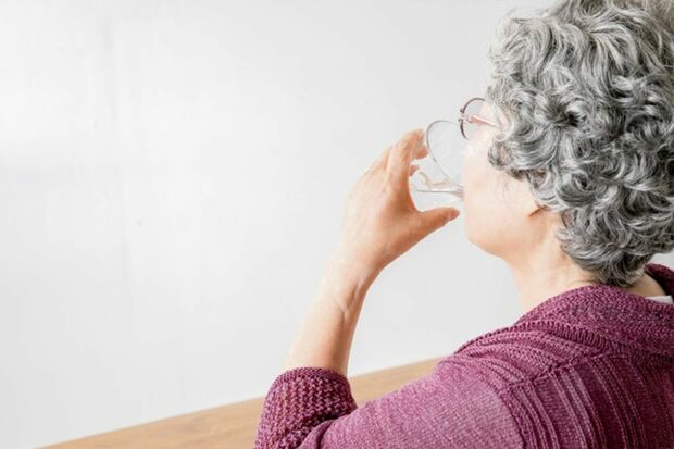 口腔内を清潔に保つために、水や白湯を飲むことも有効だ　※画像はイメージです