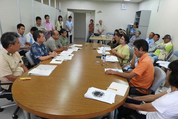 埋め立て承認の即時撤回を求め県民有志が県庁へ。課長クラス以上が対応に