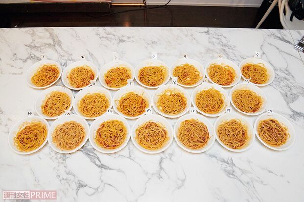 パスタ料理のトータルのおいしさで判断できるように、市販のミートソースであえたものを食べ比べた　撮影／山田智絵