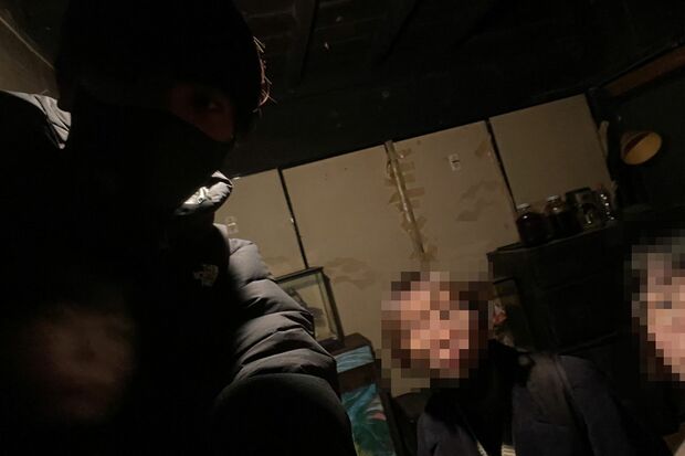 参加者が撮影した心霊写真。写真左下に女性らしき顔が見える（「暗夜」提供）