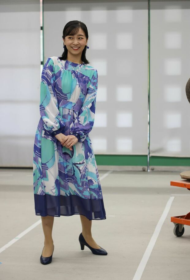 美しい配色の幾何学模様のワンピースをお召しになった佳子さま