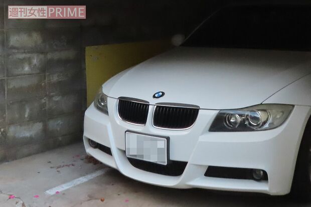 自宅ガレージには手入れの行き届いた高級外国産車が（撮影＝週刊女性PRIME）