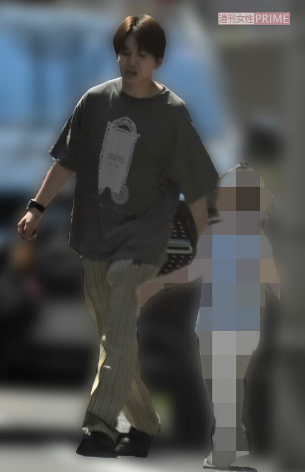 7月下旬の朝、男児と手をつなぎ、保育園に入っていく『Da-iCE』花村想太。2人とも笑顔を浮かべている