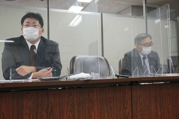 2月9日、全柔連を訴えていた裁判で東京地裁にて和解した後に会見する石阪さん。右は代理人の宮島繁成弁護士（写真：筆者撮影／東洋経済オンライン）