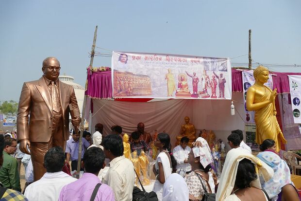 大改宗式にはたくさんの出店が　撮影／白石あづさ