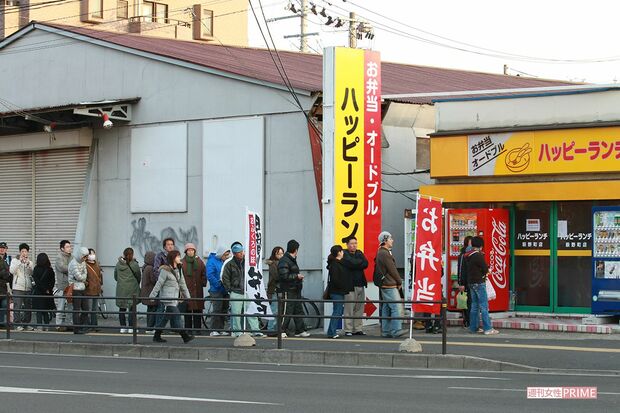 仙台市の弁当店には行列が。わずかみそ汁1杯のために3時間待ち（2011年3月14日）