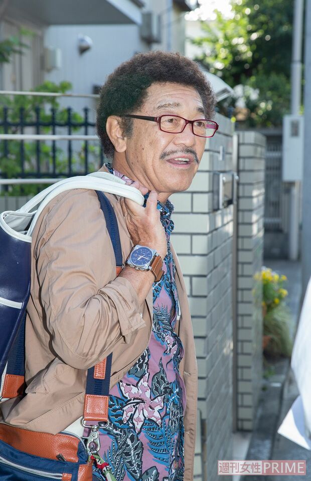 直撃に応じた具志堅は『オロビアンコ』のバッグを肩にかけ、腕には『ベル＆ロス』の時計が光っていた（'20年）