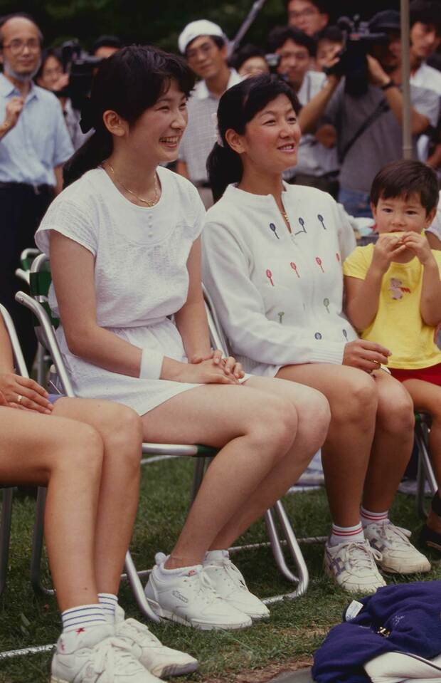 秋篠宮さまとのご結婚直後の’90年8月、軽井沢のコートでテニスを楽しまれる紀子さま（2/5）
