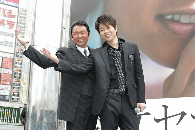 日本での演歌デビューを後押しした“アボジ”と慕う山本と（'12年）