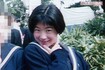 学校の前で親友とポーズをキメる中学生時代の椎名林檎