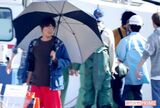 新井浩文。漁港で行われたこの日の撮影は日差しが強かったため、カットがかかるごとにキャストには日傘が